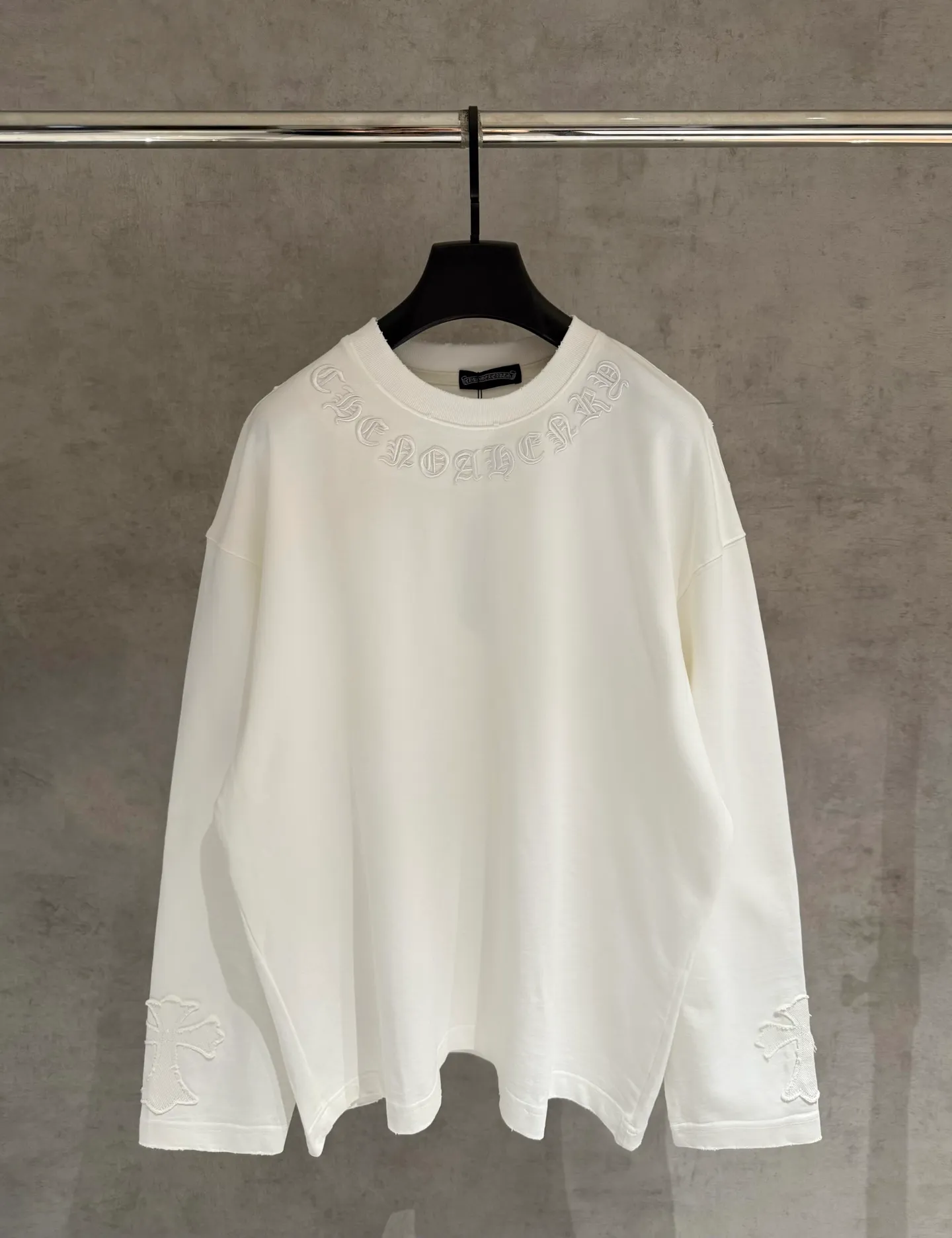 🅿️350 [Strict quality control] CH Crow Heart's new appliqué embroidered long-sleeved sweatshirt T-shirt. Heavy 340g double yarn fabric. Wash the whole garment twice. Frayed and torn on all four sides. Heavy fabric. The neckline is made of icy Salona. Loose fit. Deep, wide and stylish. No deformation or shrinkage. Color: 3 colors, black, white and gray. Size: M-2xl
